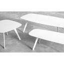 Wit gelakte tafel met witte poten SOLAPA van Jon Gasca (60 x 60cm H. 30cm)